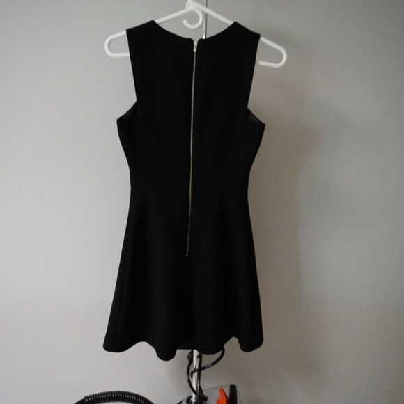 Black Simple Zara dress - Picture 2 of 3